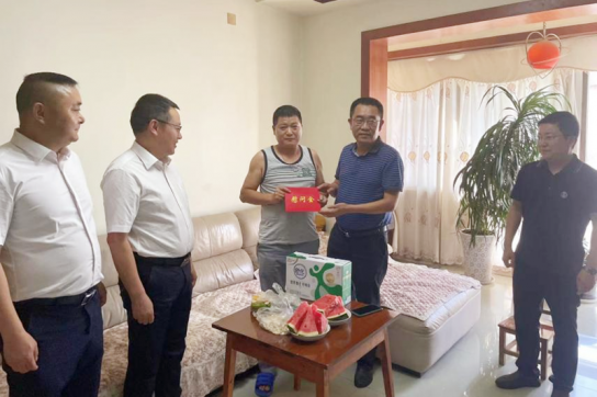 <b>市国资委党委专职副书记张雷慰问农发种业公司 困难党员</b>