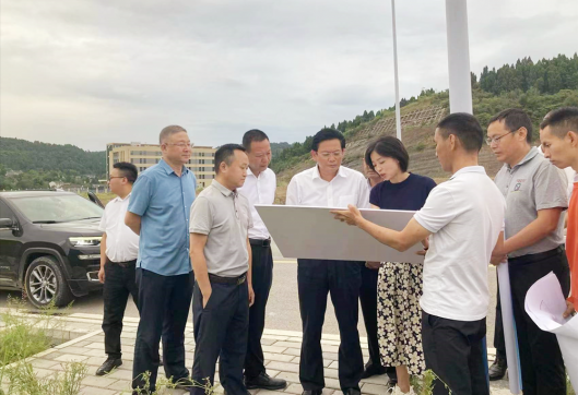 <b>9月2日下午，市委副书记蔡邦银等领导一行到经开区石龙工业园区智慧食品加工</b>