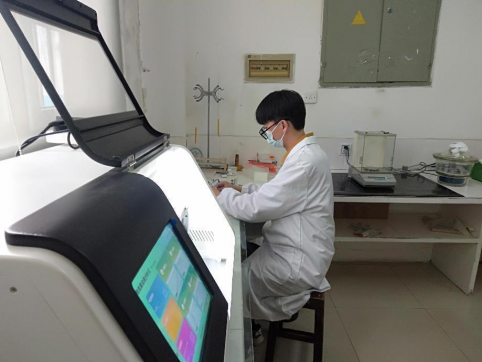 市粮储公司“严快准”把好粮食质量关