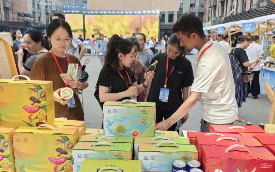 迎大运盛会 四川广元资博向大学生推出“滋啵飨”专属礼包